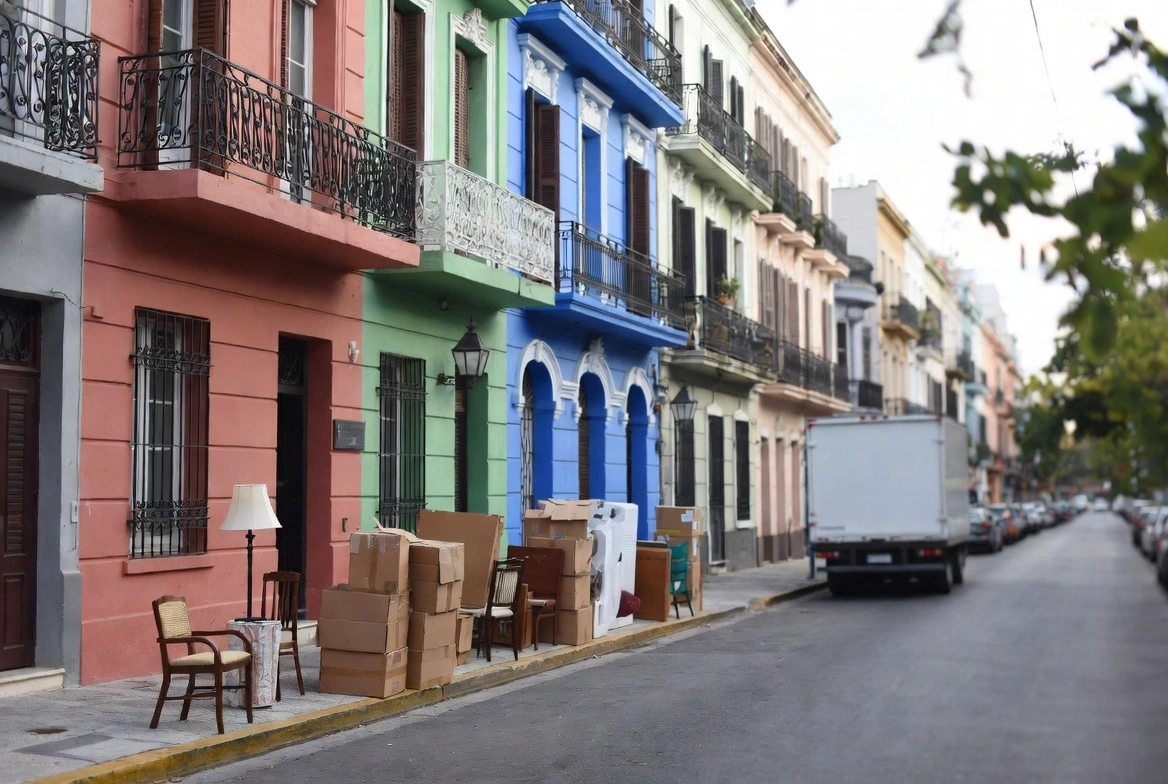 Mudanza porteña en barrio típico de Buenos Aires con edificios coloridos y cajas de mudanza